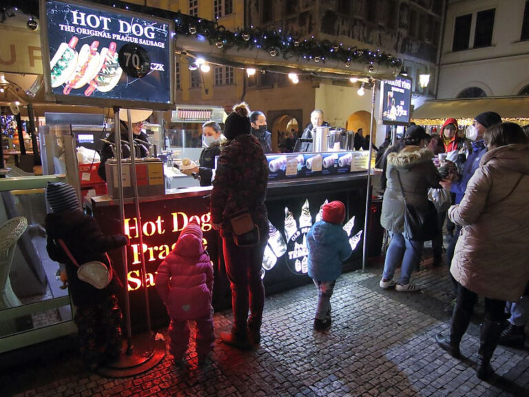 V Česku začala platit nová opatření proti covidu, policie chystá kontroly