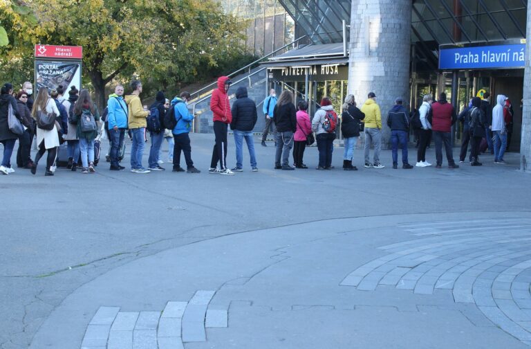 V Rakousku začal platit celostátní lockdown pro neočkované