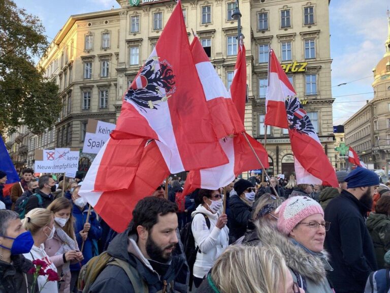 V Evropě o víkendu kvůli restrikcím demonstrovaly desetitisíce lidí