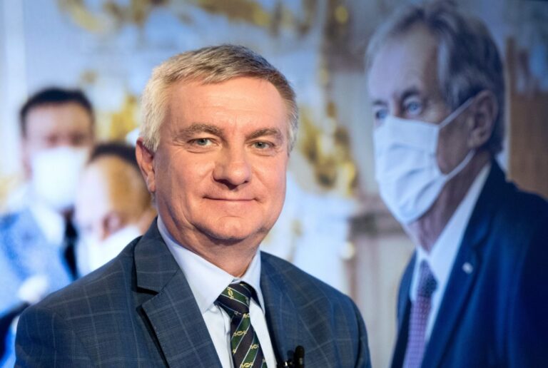 Seznam Zprávy: Mynářovi vezlo hradní auto stromky do Osvětiman, dopravu neplatil