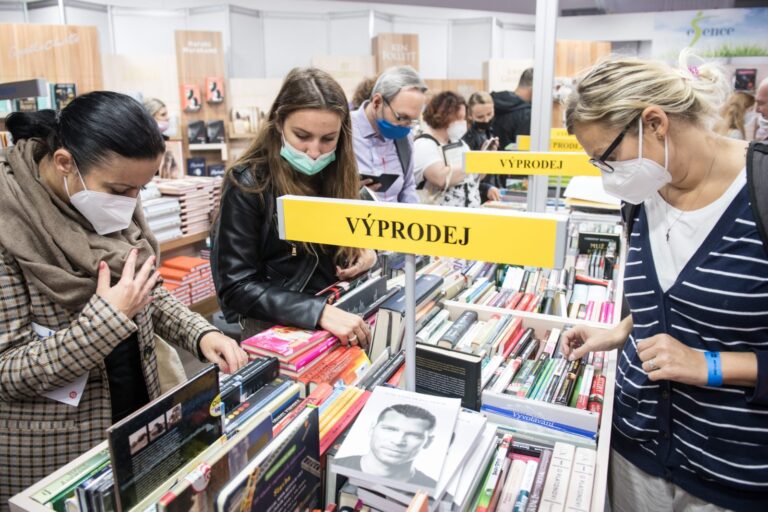 Výběr z médií: zájem Čechů o knihy, hlídání zemědělských dotací a výuka o změně klimatu