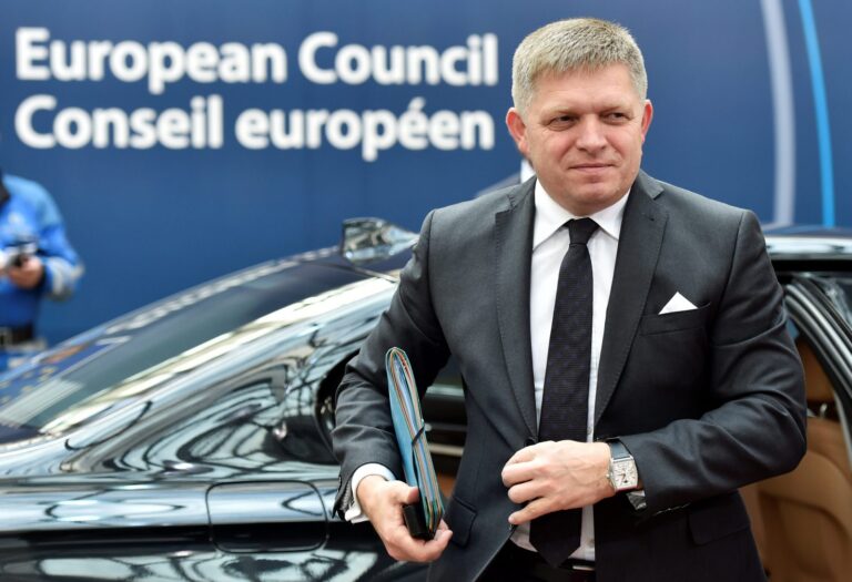 Slovenská policie obvinila expremiéra Fica. Při zákazu vycházení svolával protest proti opatřením