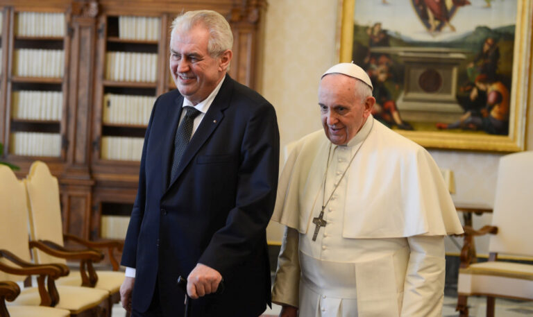 Prezident Zeman pozval papeže na návštěvu Česka, popřál mu k narozeninám