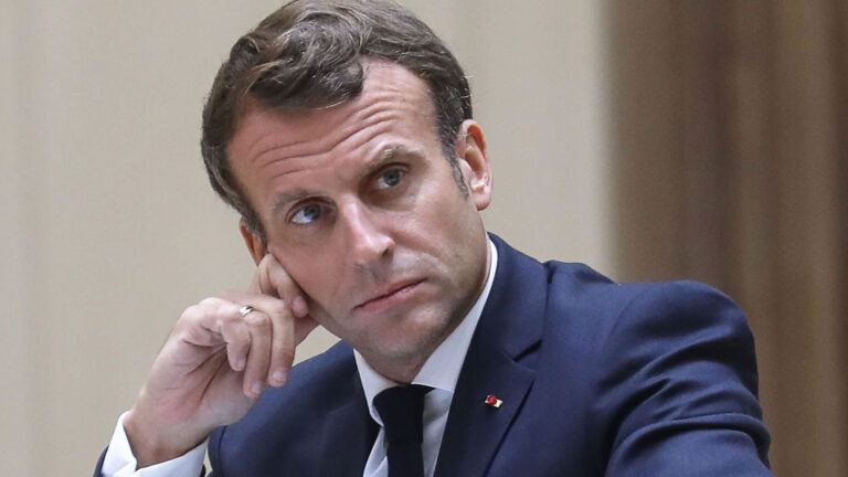 „To není země, to je mafie.“ Macron proti Kremlu.