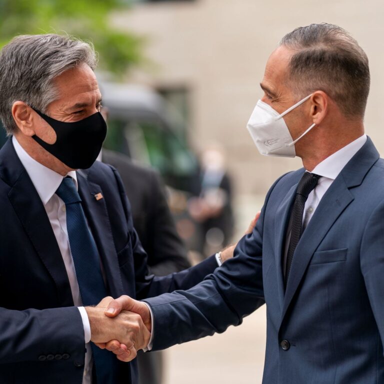 Ministři: NATO podporuje Ukrajinu, Rusko chce od napadení odradit sankcemi