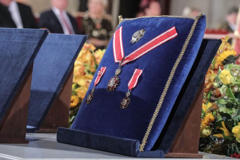 Vyznamenání se 1. ledna předávat nebudou, Zeman termín odložil