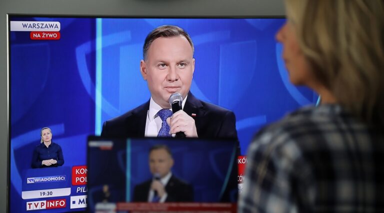 Poláci protestují proti kontroverznímu mediálnímu zákonu