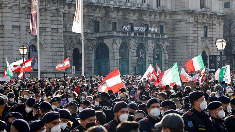 Ve Vídni se sešly desetitisíce odpůrců opatření proti covidu, hlavně očkování