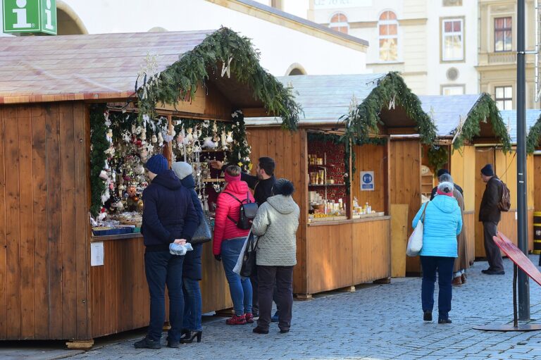 Obchodníci stále nemají kompenzace za zrušené trhy. Města zákaz obcházejí