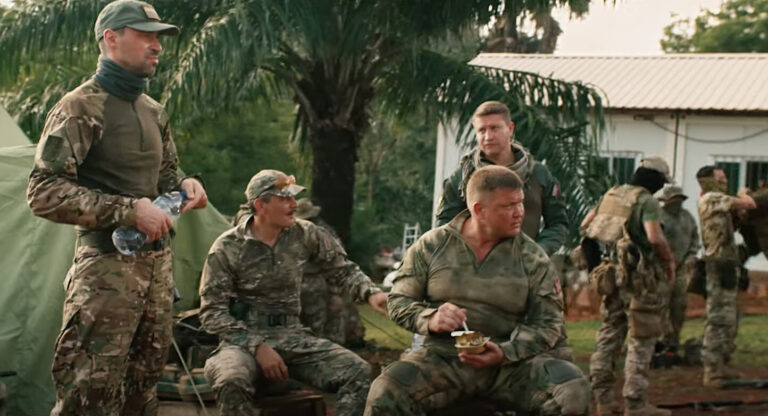 Ruští chlapi zachraňující Afričany. Nový film oslavuje Putinovy žoldáky