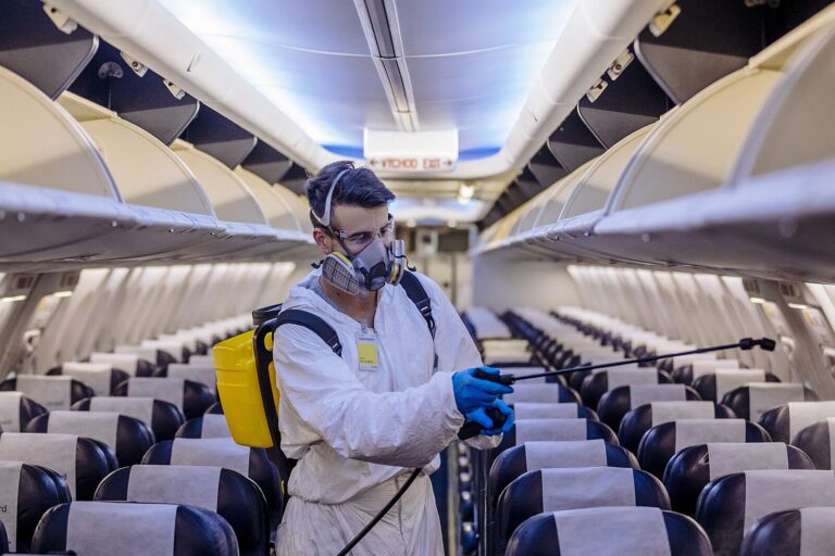 Ministerstvo obrátilo. Tvrdší návratová pravidla pro Čechy odvolalo