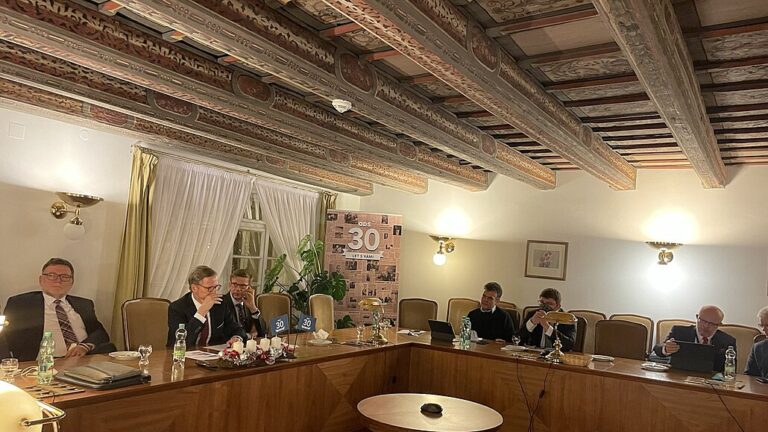 Roušková anarchie. Co prozradily dvě fotografie z jednání koalice SPOLU