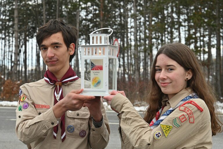 Betlémské světlo je v Česku. Převzali ho skauti na hranicích s Rakouskem