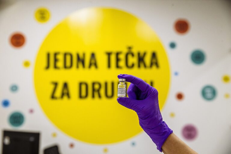 Utekl rok od začátku očkování proti covidu. Podalo se přes 15 milionů dávek