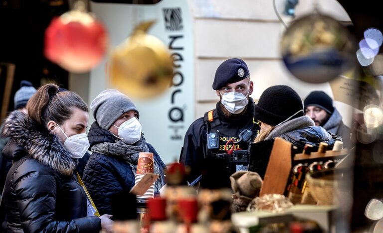 Šťastné covidové. Češi o Vánocích vynechají mše, omezí návštěvy i nákupy