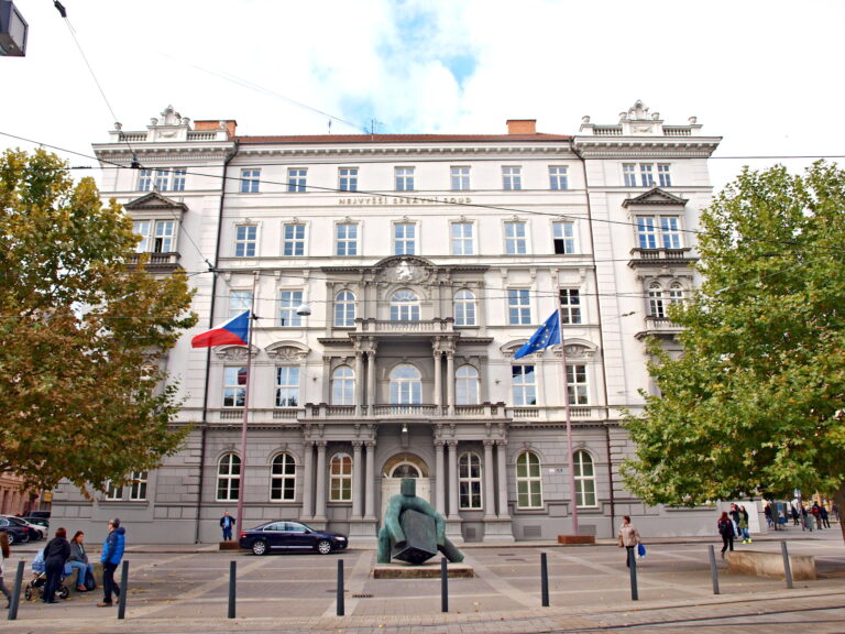 NSS: Opatření regulující počet zákazníků v klubech bylo v rozporu se zákonem