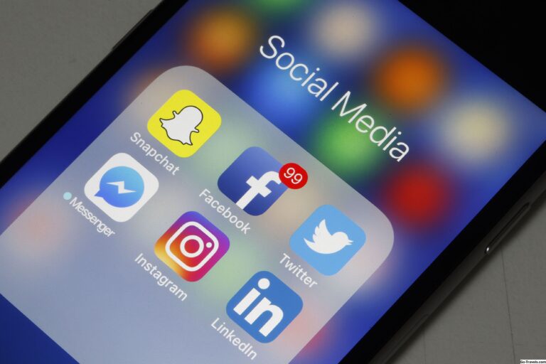 Češi si na Štědrý den volali méně, přáli si více přes sociální sítě