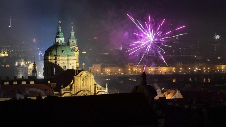 Turisty láká do silvestrovské Prahy méně restrikcí, pivo nebo romantika