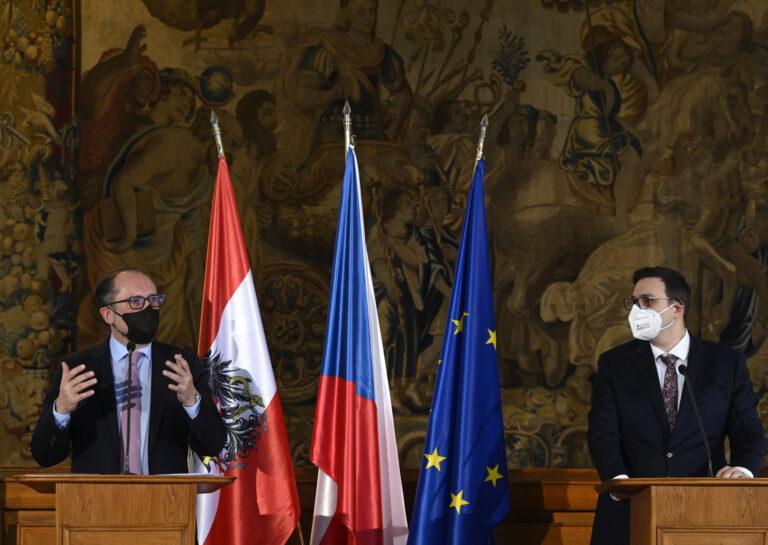 ČR a Rakousko podle ministrů už nesmí uzavřít své hranice kvůli koronaviru