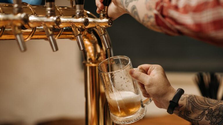 V deset zavřeme, ale víc po nás nechtějte. Reportáž z předvánočních hospod