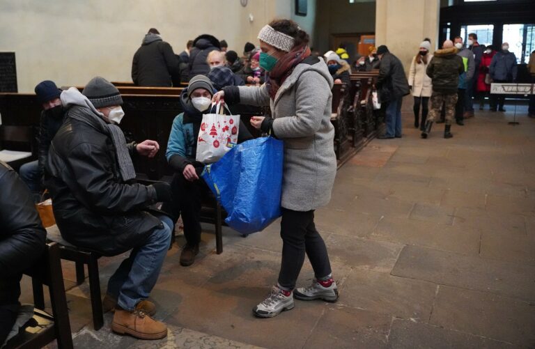 Vánočního setkání ve Františkánském klášteře se zúčastnilo asi 200 bezdomovců