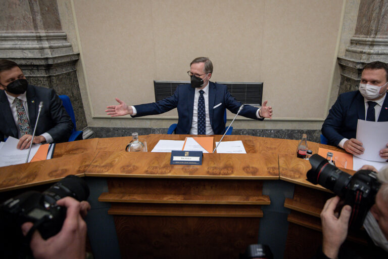 K Babišovu návrhu zmrazit platy politiků bude Fialova vláda asi neutrální