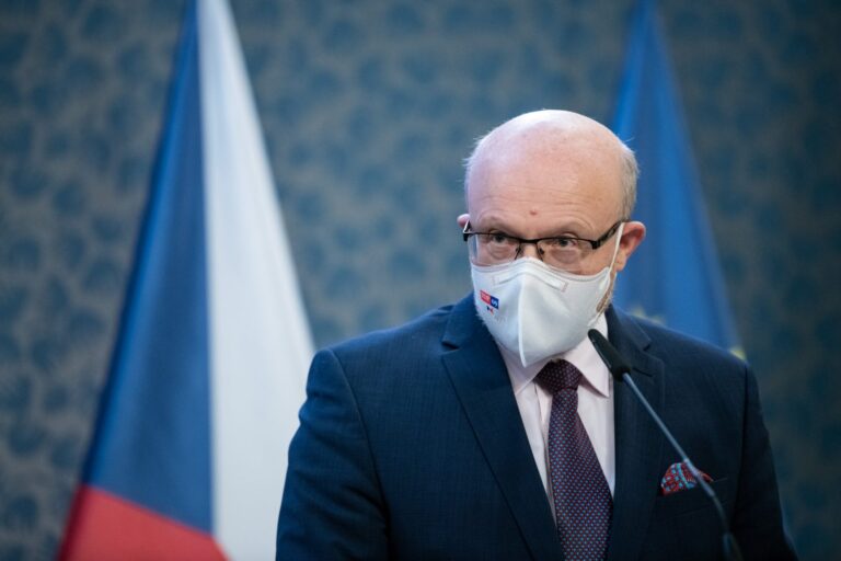 Válek chce brát covid jako chřipku. Experti varují před riziky