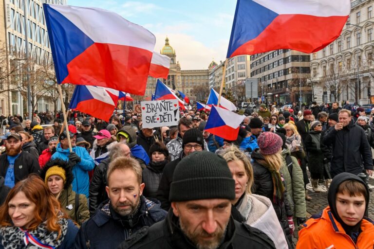 Tisíce odpůrců povinného očkování prošly z centra Prahy na Hradčany