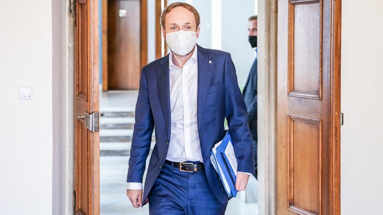 Vláda v demisi schválila nové velvyslance. Posty dostanou Kulhánek i Jindrák