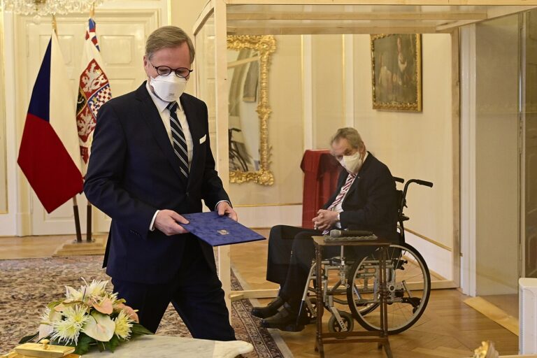 Zeman chce o zahraniční politice mluvit jen s premiérem. Fiala se ohradil