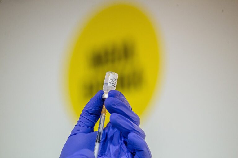 Chci sto milionů za trable po očkování proti covidu, píší lidé Válkovu úřadu