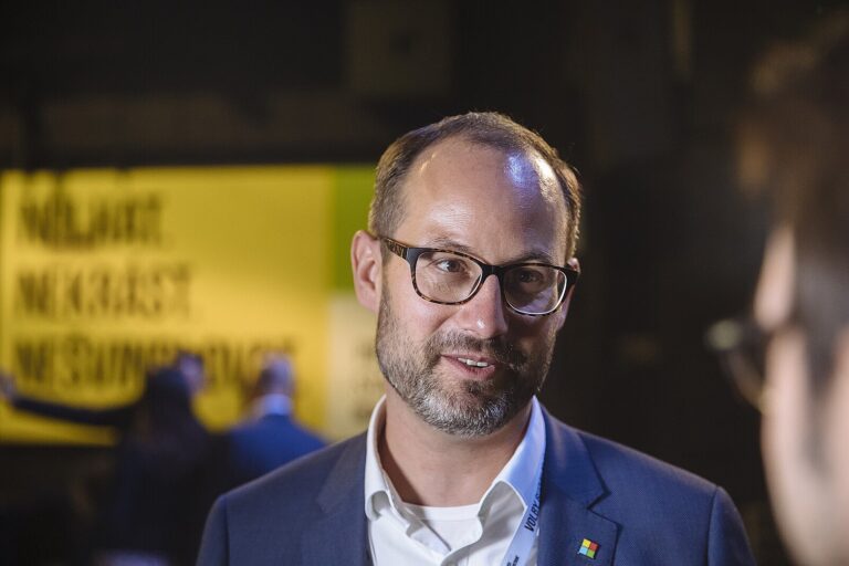 Farský má problém z USA odstoupit od poslaneckého mandátu, řekl Blažek