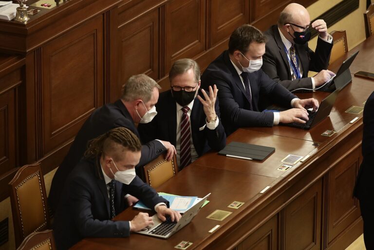 Poslanci dostali falešnou SMS o karanténě. Ministerstvo podá trestní oznámení