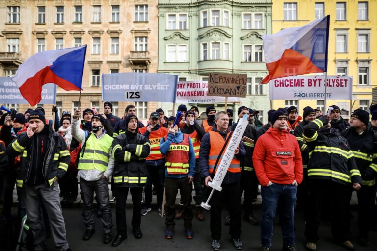 Před budovou ministerstva vnitra protestovali lidé proti povinnému očkování