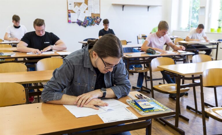 Maturity a přijímací zkoušky se změní jen v případě distanční výuky