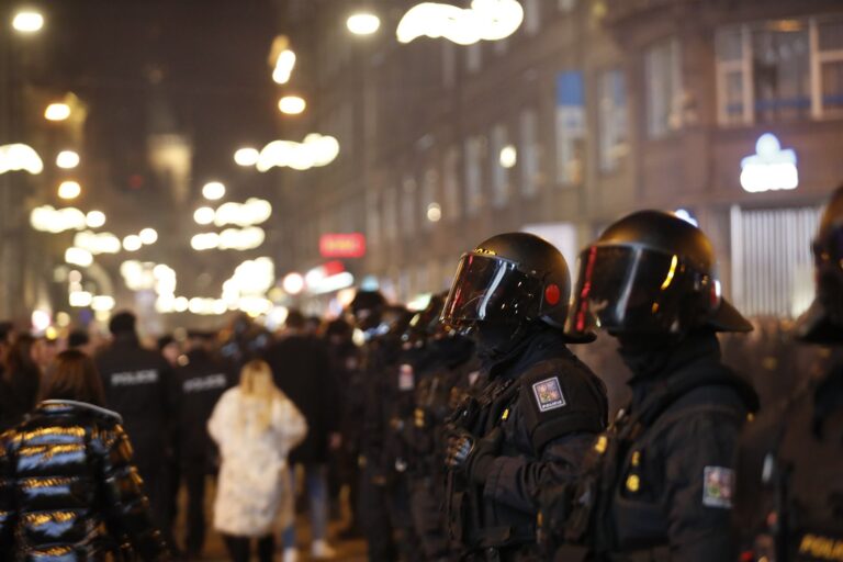 Tokajev povolil střelbu bez výstrahy, demonstrantům hrozí doživotí