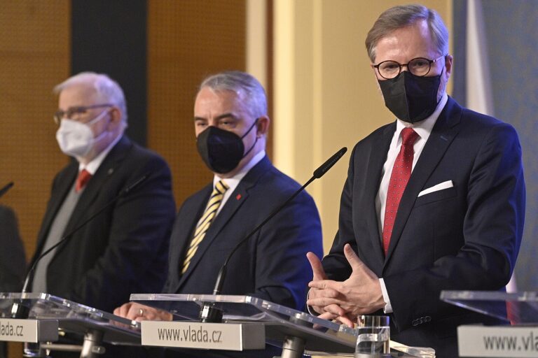 Vláda rozhodne o povinném očkování. Jen pro nové zaměstnance, navrhly odbory