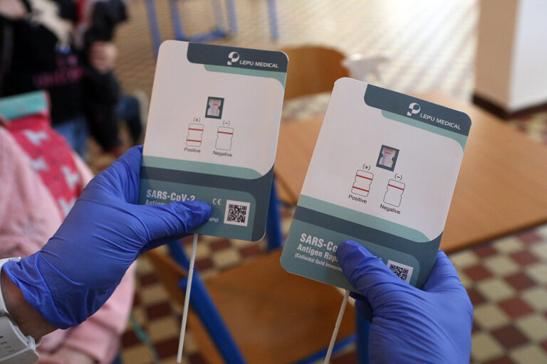 Testování ve školách zatím ukazuje, že nakažený je jen zlomek dětí