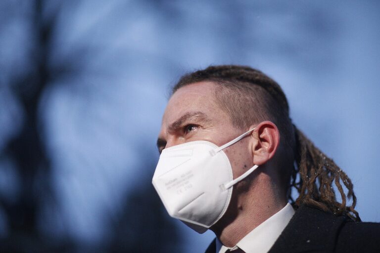 Piráti se silnými výroky torpédují, říká politolog. Z Bartoše cítí vyhoření