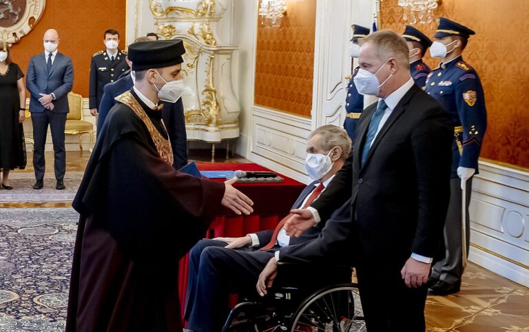 Jmenovanému rektorovi nepodal Zeman ruku. Je to autor hry o Ovčáčkovi