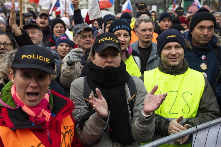Vystoupili na demonstraci s vlastním názorem. Policisty čeká kárné řízení