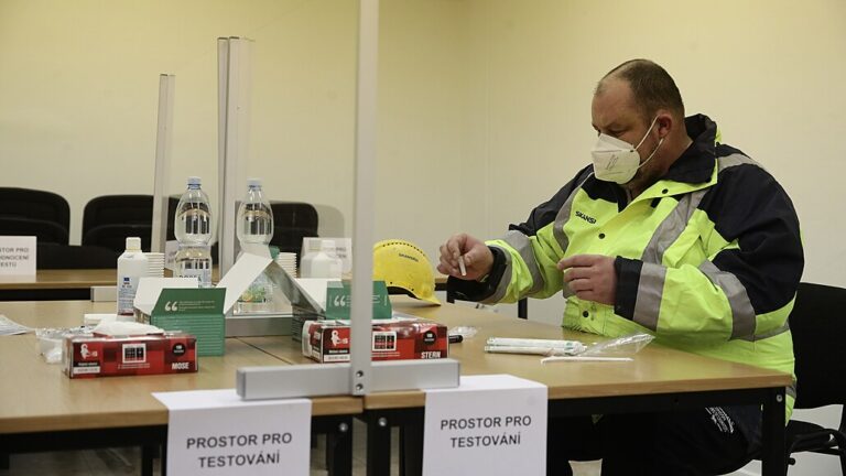 Téměř všichni nakažení mají omikron. A už se šíří skandinávská podvarianta