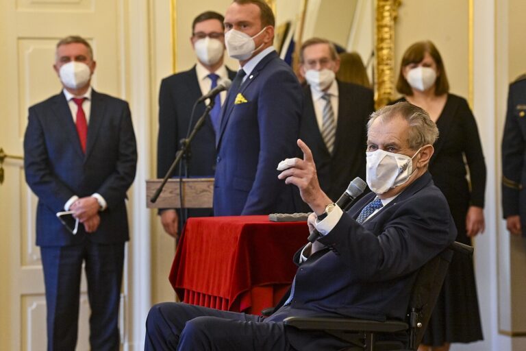 Zeman poprvé od hospitalizace zamíří na Hrad. Jmenuje rektory, dá šek Klokánku