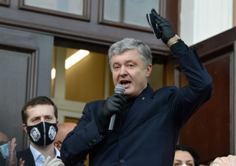 Ukrajinský exprezident Porošenko se vrátil do vlasti, kde mu hrozí vězení
