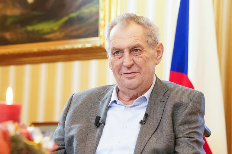 Zeman odmítá omluvu Šarapatkovi. Jednu už dostal, říká advokát Hradu