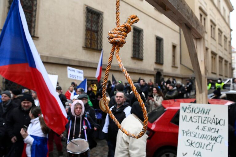 Šibenice pro poslance? Rusům propaganda funguje, co nezafungovalo, je česká policie