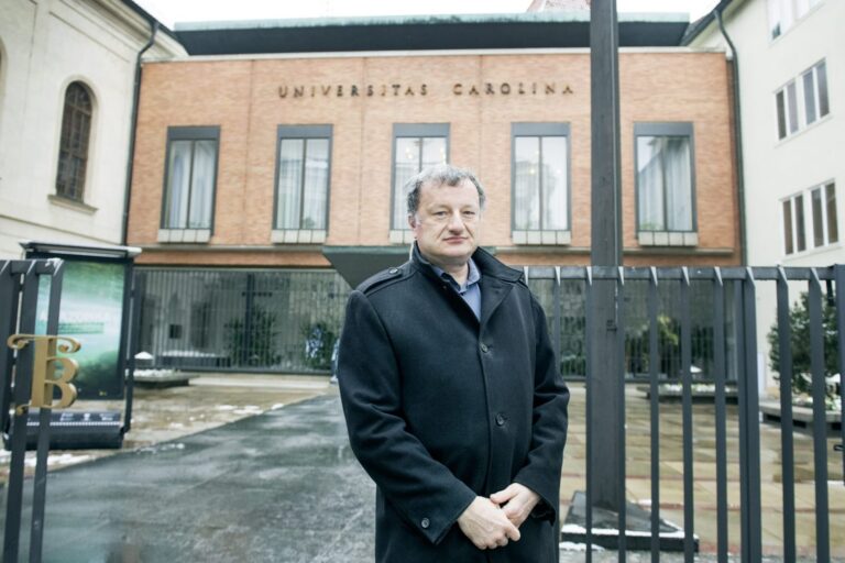 Konvalinka: Omikron je dramaticky nakažlivý. Je potřeba zkrátit karantény, nebo se země zastaví