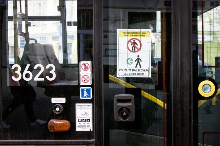 V pražské MHD bude kvůli covidu opět znemožněn nástup předními dveřmi