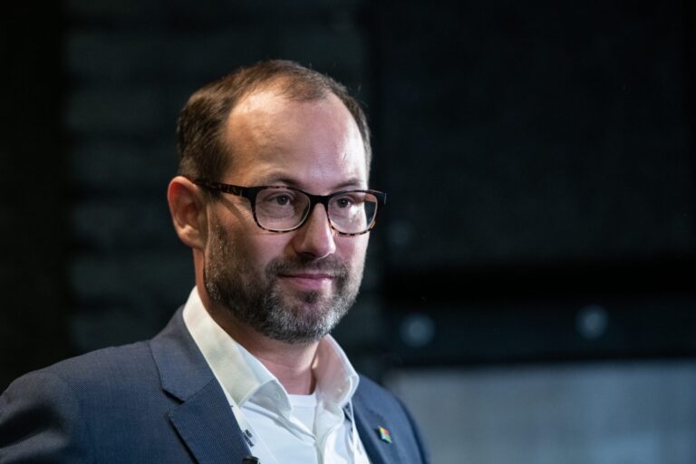 Farský skončí jako předseda sněmovního klubu STAN kvůli stáži v USA. Poslanecký plat pošle na charitu