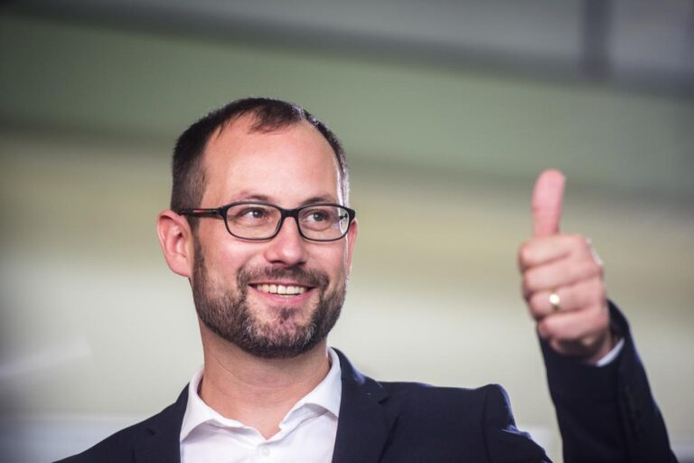 Farský se již vrátil do ČR, mandát poslance složí v úvodu úterní schůze